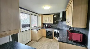Stylish & Spacious 4 Bedroom House - Image 3