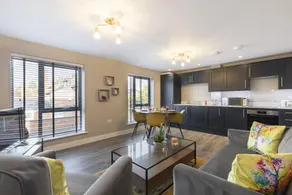 Elliot Oliver - Luxurious Two Bedroom Apartment With Parking - Image 2