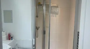 Spacious Amazing Luxury En-suite double room with free parking in a two bedroom apartment - Image 2