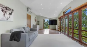 Beachside Luxury - Laingholm Holiday Apartment - Image 3