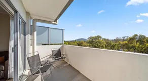Bright 1-Bed Apartment with Balcony - Image 4