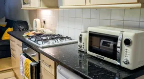 Gravesend comfort Stay free Parking Contractors families corporate booking s - Image 2