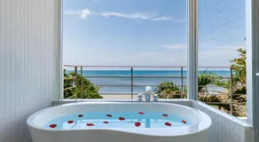 海まで徒歩1分 沖縄でも珍しい絶景ホテル 贅沢プライベートビーチ付き ビーチルーム - Image 2