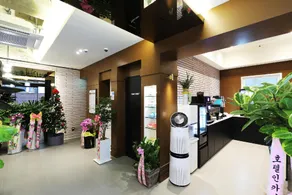 Hotel In Modern - Image 2