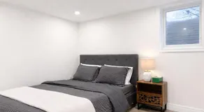 Spacious 2 bdrm w Parking -30 mins to Downtwn TO - Image 2