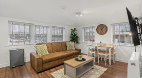 Charming Apartment In Andover Town Centre 55'' 4K Smart TV Netflix - Image 2