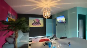 Capsule Miami Vice - Jacuzzi - Billard - Ecran cinéma & Netflix - Ping-Pong - Nintendo & Jeux- - Image 3