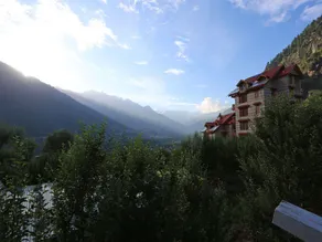 OYO Hotel Golden Meadows - Image 3