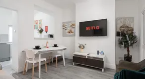 Stylish 3BD Home Contractors Long Stays Sleeps 8 WiFi Garden Parking - Image 2