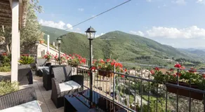 LE ROCCHE - Under slottet, SMERALDO Lejlighed med SPA og Black River View - Image 3