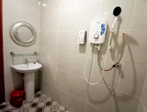 Comfort Hotel - Image 2