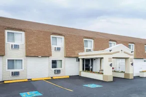 Super 8 by Wyndham Bangor - Image 3