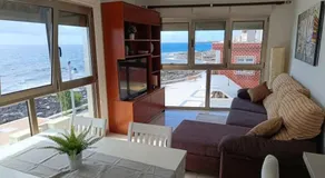 Alojamiento en primera línea de playa en Arinaga - Image 2