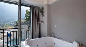 Luxury love nest with hot tub & heated pool - Image 4