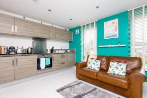 Central - Free Parking & WiFi, En-suite's, Balcony - Image 3
