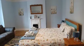 Spacious 4 Bedroom House, Garden, Nr Ipswich Town Centre with hot tub - Image 2
