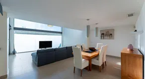 Villa avec piscine privée, jacuzzi et jardin | Vue jardin - Image 2