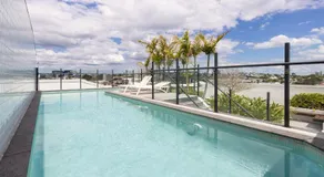 West End 2BR Gem with Rooftop Pool, Balcony & Parking - Image 4