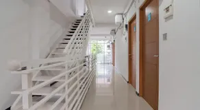 RedDoorz Syariah At Afifah Guest House near Bikasoga Sport Center - Image 4