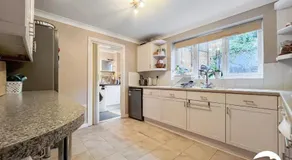 5 Bed Long & Short stay property with Wifi &parking sleeps 10 - Image 4