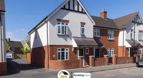 3 Bedroom House By B and R Serviced Accommodation Amesbury With Wifi & Free Parking - Image 3