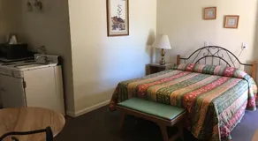 Sun -N- Sand Motel - Image 2