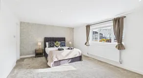 Central Guest Room - En-Suite Parking - Image 2
