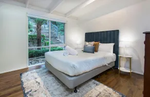 Belle Cottage Secluded Stay Near Shops Cafes - Image 2