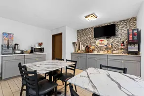 Super 8 by Wyndham Elizabethtown - Image 3