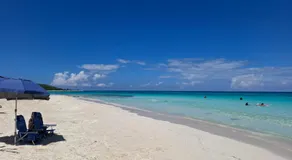Beachside calm, Footsteps to the sand and sea - Image 5