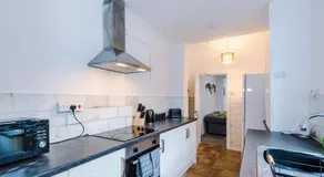 Large 4BR Stoke City Home - Sleeps 10, Near Alton Towers - Image 3