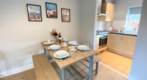2 Bedroom Flat near Redhill train station, easy access to Gatwick & London - Image 2