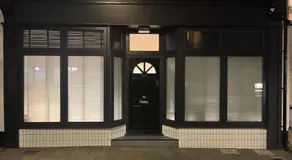 Bagshot High Street shops & restaurants on doorstep Ground Floor Sleeps 4 Free & Permit Parking near PennyHill Spa Ascot Races Wentworth Golf Longcross Film Studios - Image 5