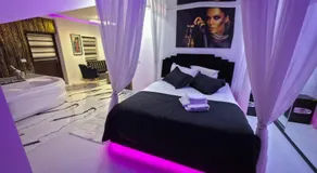 Luxury Central Studio - Image 5