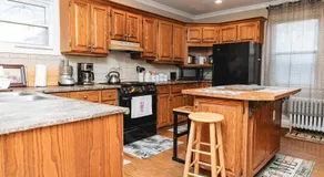 Large 7 Bedroom Heritage Home in St Catharines - Image 3