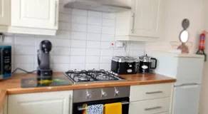 Spacious 3BED Home in Manchester 5 mins walk to Clifton Station with Spacious Garden and Free Parking - Image 5