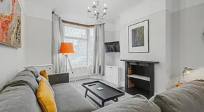 Countess House, Northampton - Stylish Modern 2-Bedroom House with Garden - Free Parking - Image 2