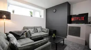 Bartlam Place, Sleeps 6, Central Oldham - By NMB Property - Image 2