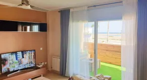Apartamento para 5 personas frente al mar con piscina y parking - Image 2