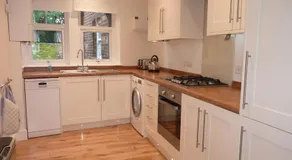 Brockenhurst Apartments - Image 3