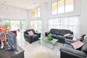Cliff & Beach Villa Phayun - Image 4