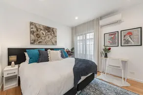 Gorgeous 3-Bed House with Spacious Shared Backyard - Image 2