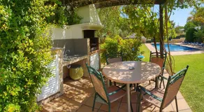 Pine Tree Seaside Apartments 500m to Beach - Image 4