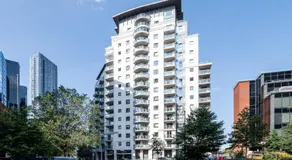 Canary Wharf Retreat with Free Secure Parking - Image 4