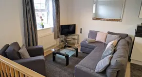 Hereford - Robin Coach House - Located On City Outskirts In North Hereford - Modern 2 Bedroom Property With Parking - Suitable For Small Family, Couple Or Contractors - Hosted by RENTMYHOUSE - Image 2