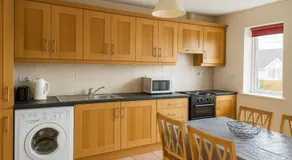 Quiet 2-Bed Suburb Stay, Free Parking & Near City - Image 2