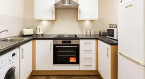 Modern 2 Bed Apartment with Free Parking - Image 2