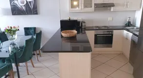 Beachfront 3-bedroom with Robben Island views - Image 2