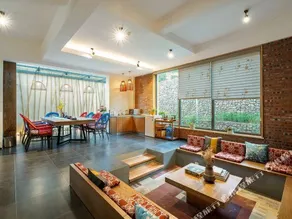 Furun Ziyou Zizai Automobile Culture Theme Hostel - Image 4