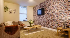 Flat 2, The Old Antiques Warehouse - FREE off-site Health Club access with Pool, Sauna, Steam Room & Gym - Image 3